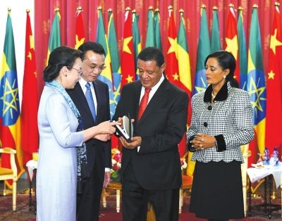 李克強總理與夫人程虹當(dāng)?shù)貢r間6日上午同埃塞總統(tǒng)穆拉圖夫婦在國家宮會見。會見后，程虹將自己的著作和譯著贈送給姆拉圖總統(tǒng)夫婦。