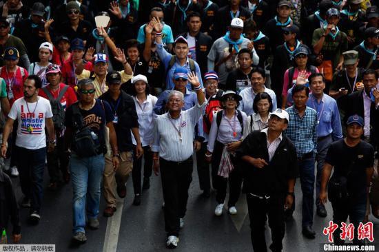 5月9日，泰國反政府示威者在素帖（中）的領(lǐng)導(dǎo)下在曼谷市中心游行。