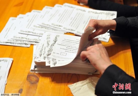 　　當(dāng)?shù)貢r(shí)間2014年5月11日，烏克蘭東部地區(qū)選舉工作人員開(kāi)始公投計(jì)票工作。