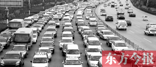 21日，鄭州市中州大道，大量擁堵的汽車將寬寬的道路變成“停車場(chǎng)”