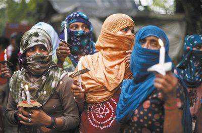 印度民眾舉行紀(jì)念儀式，悼念在強(qiáng)奸案中遇害的兩名少女。