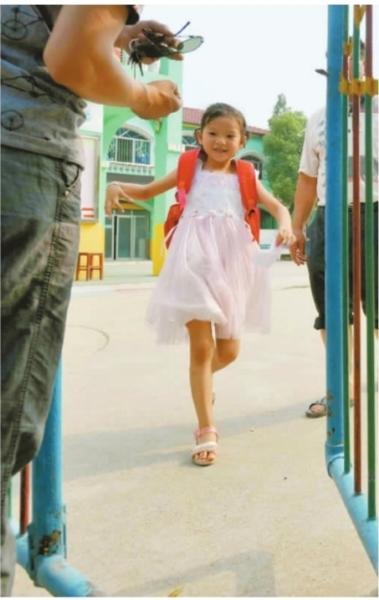 　　昨日，潛江市浩口鎮(zhèn)第三小學(xué)已被戒嚴(yán)，下午幼兒園學(xué)生放學(xué)時(shí)，一些家長(zhǎng)前來(lái)接孩子