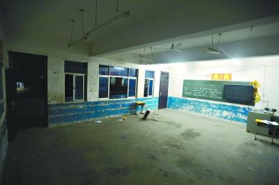 　　昨晚10時(shí)，事發(fā)教室里的書(shū)桌幾乎被搬空，一個(gè)損壞的書(shū)桌倒在地上