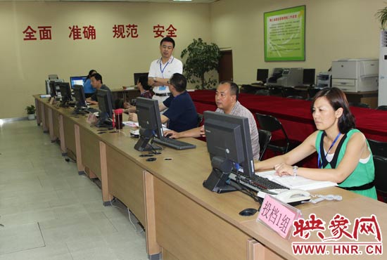 今年我省高招錄取工作正在平穩(wěn)正常開展，圖為投檔組工作人員。