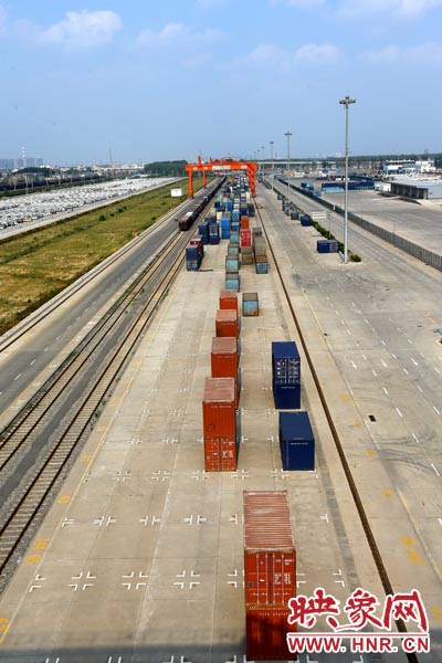 深處中原腹地的鄭州卻提出了一個(gè)響亮的口號(hào)，要打造成為中西部地區(qū)對(duì)外貿(mào)易的“無(wú)水港”。