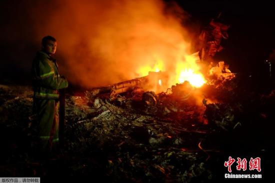 圖為馬航波音777客機(jī)在頓涅茨克地區(qū)墜毀的現(xiàn)場(chǎng)。