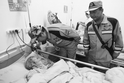 緊張的救援間隙，中國緊急救援河南基地的隊(duì)員還探望了被救的84歲老人。