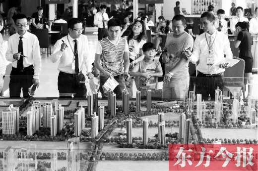 昨天上午，在鄭州市區(qū)一售樓部?jī)?nèi)，看房的顧客比平時(shí)多了不少