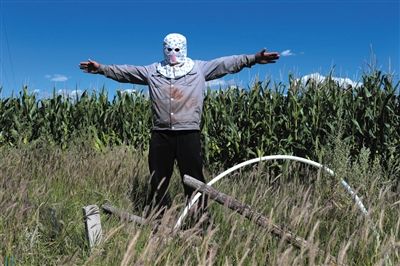 一牧民向記者描述化工園區(qū)打的水井：“他們的井又深又大，我們肯定搶不過他們?！? width=