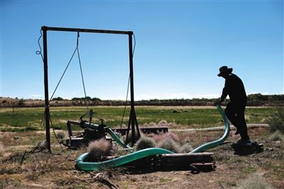 　布日古德起動(dòng)水泵，等了幾分鐘才有水上來，沒抽一會(huì)兒就沒水了，等一陣子才能繼續(xù)抽。
