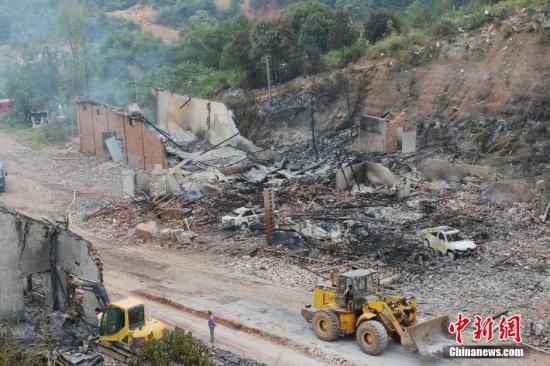 9月23日上午，花炮廠清理工作正在進行，山谷內(nèi)的廠房已被爆炸夷為平地。中新社發(fā) 楊華峰 攝