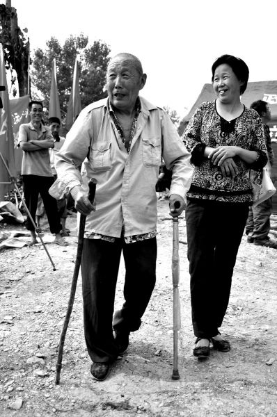 2011年6月26日，何兆勝在三女兒的陪伴下漫步在搬遷現(xiàn)場。