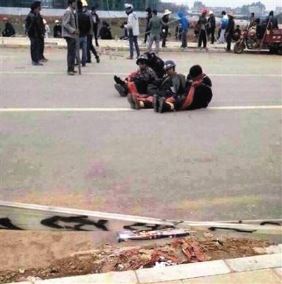 14日，沖突現(xiàn)場，幾名頭戴鋼盔的人被捆綁著。圖/東方IC