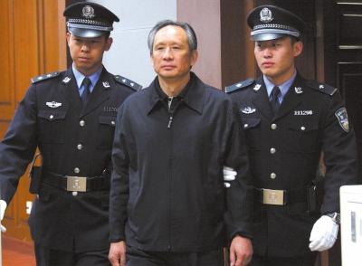 昨天，被告人張曙光在法庭上聽取宣判。新華社發(fā)