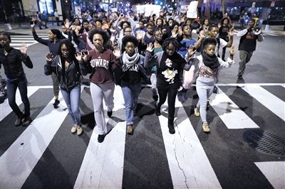 　24日，美國華盛頓，民眾在白宮前參加示威，抗議不起訴槍殺黑人青年的白人警察。