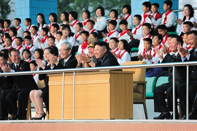 5月2日，金正恩與金與正（前排左二）一起觀看比賽。