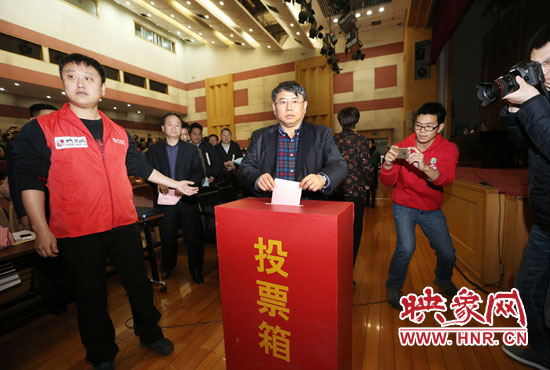 省委宣傳部副部長、省新聞出版廣電局局長朱夏炎現(xiàn)場投票