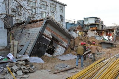 坍塌事故發(fā)生后，房屋傾倒在地面上。記者 徐曉帆/攝