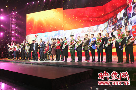 10位獲獎?wù)吆?個愛心集體合影。