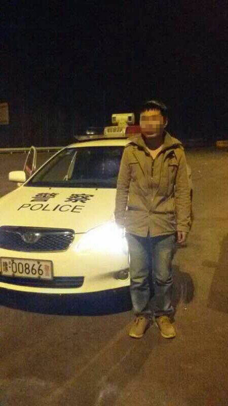 男子被父親拋棄后，在高速交警的幫助下才得以回家。