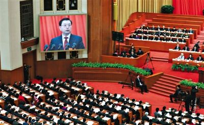 十二屆全國(guó)人大三次會(huì)議舉行第二次全體會(huì)議，全國(guó)人大常委會(huì)委員長(zhǎng)張德江作全國(guó)人大常委會(huì)工作報(bào)告。