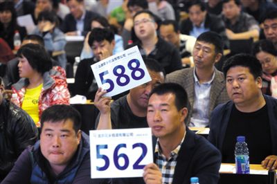 昨日，拍賣(mài)現(xiàn)場(chǎng)競(jìng)拍者舉牌競(jìng)拍。新京報(bào)記者