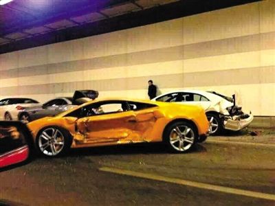 一目擊者出示照片，隧道內(nèi)，事發(fā)時還停著多輛車，其中一輛黃色豪車車門明顯內(nèi)凹，另一白色車車尾損毀嚴重。