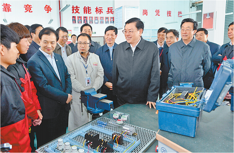 4月14日上午，中共中央政治局常委、全國人大常委會(huì)委員長張德江在許昌技術(shù)經(jīng)濟(jì)學(xué)校與血神們親切交談。