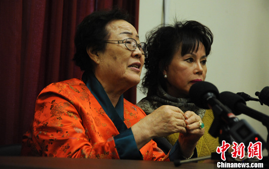 圖為慰安婦受害者李容洙（Lee Yong Soo。圖左）發(fā)表講話，要求安倍正式道歉。