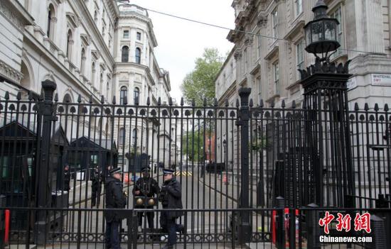 5月7日，英國(guó)舉行大選，英國(guó)首相府所在地唐寧街10號(hào)加強(qiáng)安保。民調(diào)顯示，英國(guó)兩大政黨保守黨和工黨的支持率不相上下，此次大選被稱(chēng)為英國(guó)近40年來(lái)最難預(yù)測(cè)結(jié)果的一次大選。<a target='_blank' ><p  align=