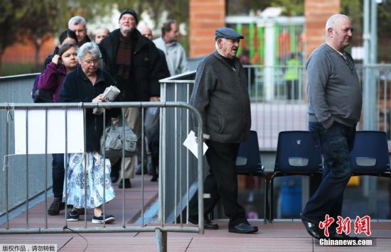 2015年英國(guó)大選投票已經(jīng)于當(dāng)?shù)貢r(shí)間5月7日早7點(diǎn)(北京時(shí)間7日下午14時(shí))開(kāi)始。選民將在首相卡梅倫領(lǐng)導(dǎo)的保守黨、米利班德領(lǐng)導(dǎo)的工黨及其他一些小黨中做出抉擇，投票結(jié)果將于8日出爐。