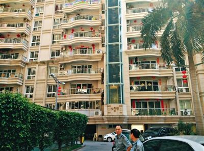 泉州鬧市區(qū)刺桐路上一小區(qū)。5月5日凌晨，泉州安監(jiān)局調(diào)研員謝清平在7號樓自殺。