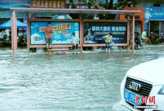 圖為暴雨持續(xù)兩小時，韶關市區(qū)又變“水城”。陳惠賢 攝