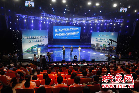 16日上午，河南電視臺1500平米演播廳內(nèi)座無虛席。