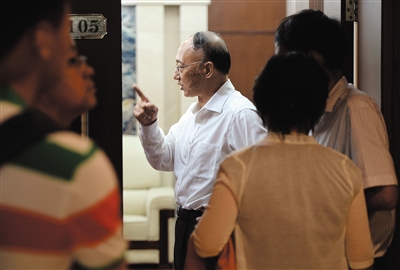 劉鵬局長走出會(huì)場。昨日的足球改革發(fā)展工作會(huì)議上，國家體育總局為中國足球“開了一扇門”。新京報(bào)記者 吳江 攝