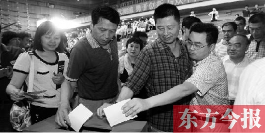 6月16日，河南電視臺(tái)面向社會(huì)公開選聘企業(yè)經(jīng)營管理團(tuán)隊(duì)，圖為競聘現(xiàn)場投票環(huán)節(jié)