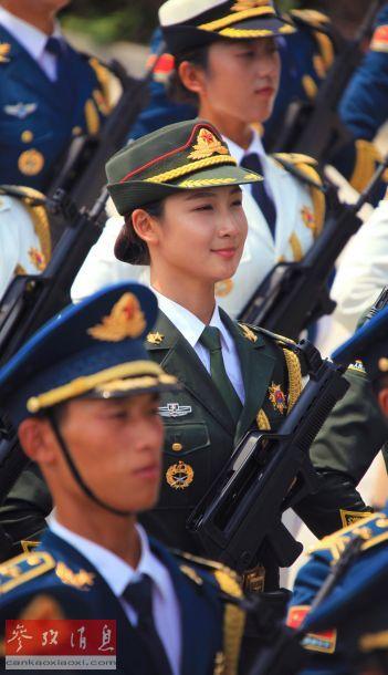 曾為一名模特的三軍儀仗隊隊員門佳慧在進(jìn)行訓(xùn)練