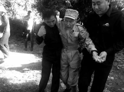 89歲老兵繆焜得知不能接到遺骸后嚎啕大哭。組織方供圖