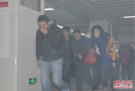 演習(xí)中，地鐵乘客從地鐵車(chē)廂中跑出。