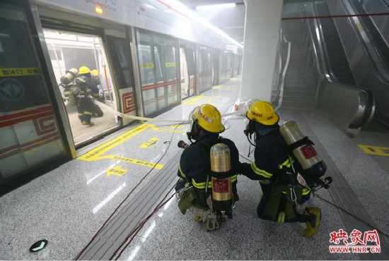 人員疏散完畢后，消防隊(duì)員開(kāi)始滅火