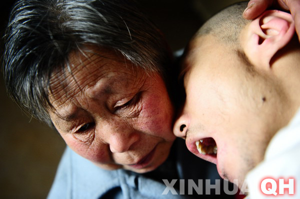 3月29日，母親邵秀景（左）同楊林在一起。