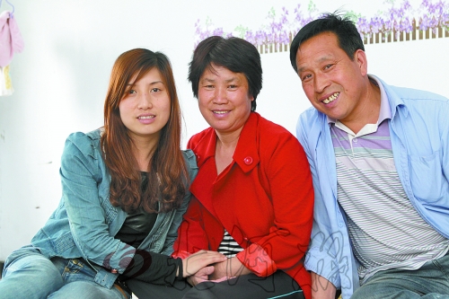 牛松玲（圖中）、郭新成夫妻和女兒
