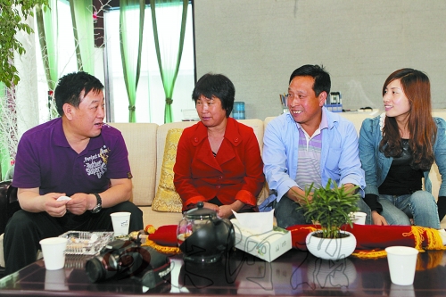 網(wǎng)友“奇石頑童”與牛松玲、郭新成夫婦