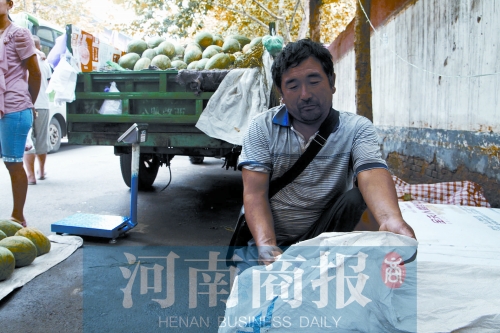 錢包就裝在這個(gè)編織袋里，枕在老陳頭下，沒想到還是被偷走了 實(shí)習(xí)生 唐韜/攝