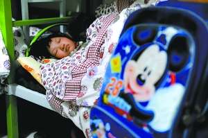 一名兒童昨晚在蘭考縣臨時救助站的房間入睡。新華社發(fā)