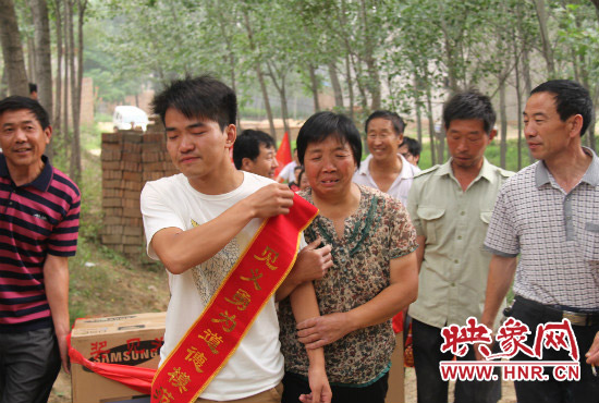 邢二朋與母親相見(jiàn) 母子二人流下了開(kāi)心的眼淚 邢二朋與母親相見(jiàn) 母子二人流下了開(kāi)心的眼淚