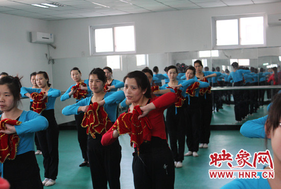 舞蹈室里，張巧英正在糾正學(xué)生的舞蹈動(dòng)作