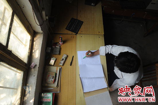 圖為王格現(xiàn)在審閱文件。