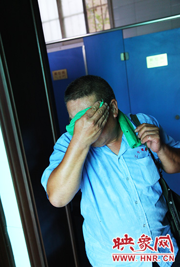 修好設(shè)施，從廁所內(nèi)出來時(shí)江學(xué)銅已滿頭大汗