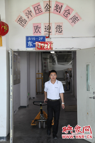 深入生產(chǎn)一線，真實體驗工友的生產(chǎn)環(huán)境